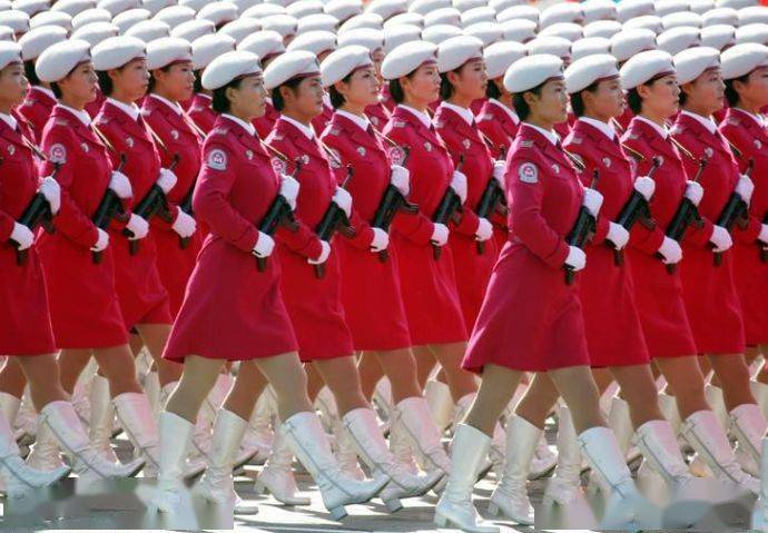 今日八一女兵表演的军中绿花太美了太壮观了祝建军节快乐