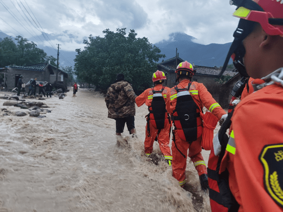 一线|15张照片带你走进抗洪抢险救援一线……