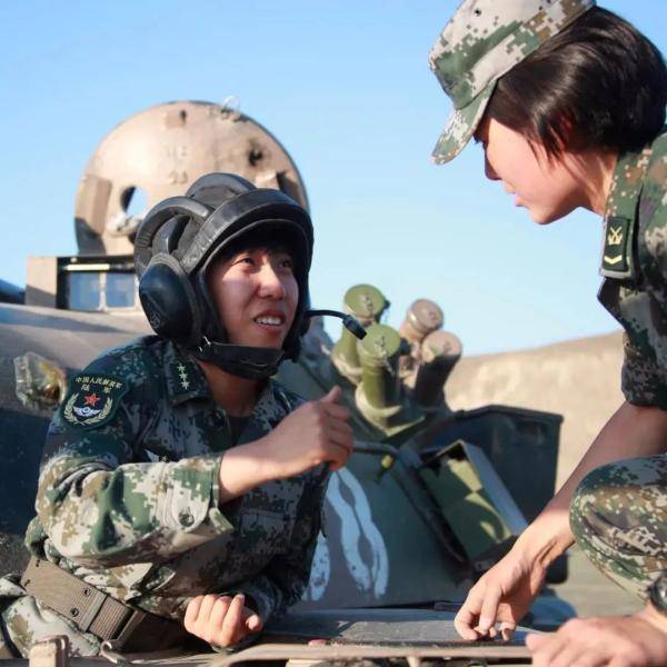 帕丽|飒！开坦克的“花木兰”，男兵连的女主官