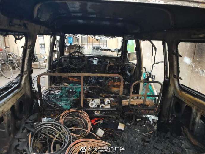 车辆|天津 一面包车起火，车损严重