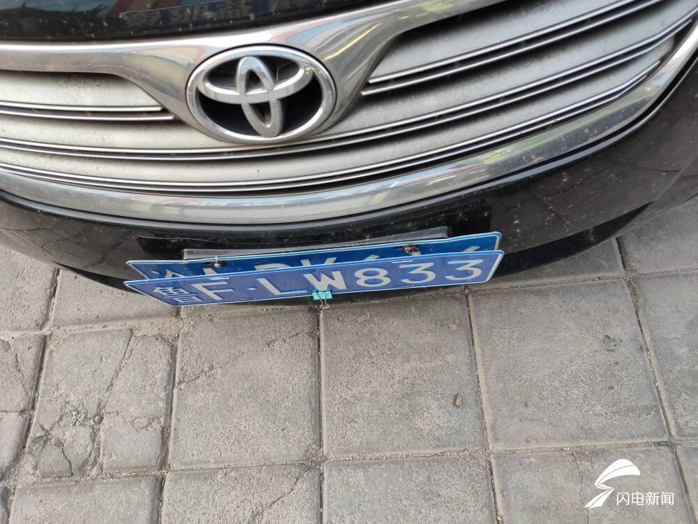 李某|神操作！夹子一夹“渝A”车牌秒变“鲁F”，车主狡称：借牌只为了停车方便