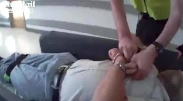 暴力|英医生不同意医院放弃治疗女儿，被警方强行拖走……