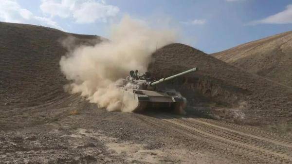 帕丽|飒！开坦克的“花木兰”，男兵连的女主官