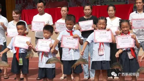 江川|靠实力吃肉！三江江川小学期末奖励双优生200多条鲜活鲤鱼