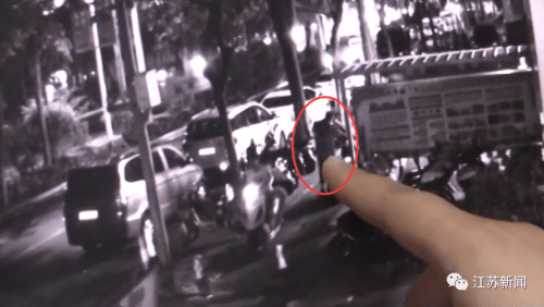 嫌疑人|南宁一男子街头艰难推车，民警帮忙，结果很意外