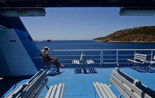 总台|希腊抗疫措施升级 渡轮甲板实施“强制口罩令”