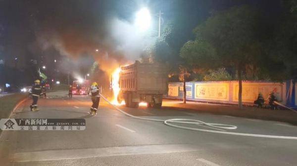 事故|惊险！行驶中起火货车变“火车”消防三面夹击火势