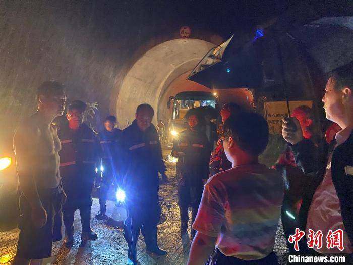 陈怡|台风夜大山峡谷3小时拉网搜寻 成功找寻劝退32名驴友