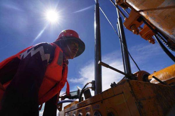 钻探|我国科学家成功在高原湖泊钻取最长岩芯