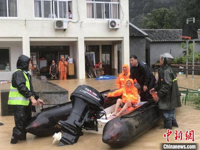 钟新|“黑格比”登陆浙江：向险而行筑屏障 众志成城御风雨