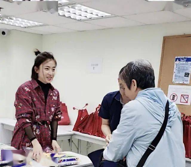 香港女首富甘比变化好大!半丸子头配红色格纹衬衫,40岁美成20岁