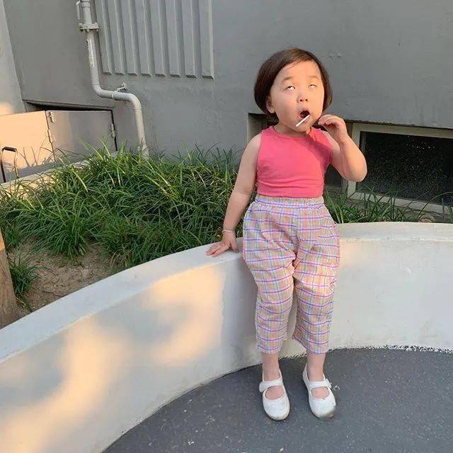 神态|4岁女孩活成“乡镇女老板”,13万网友惊叹:这神态,一般人模仿不来