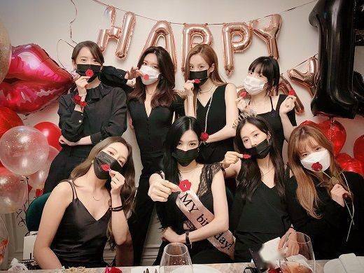 重聚|韩国少女时代组合成团13周年,八位成员重聚晒合影