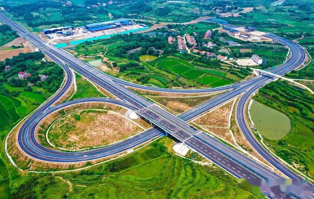 经过2年多的建设,这条连接武汉城市圈的高速公路已经全线竣工,预计8月