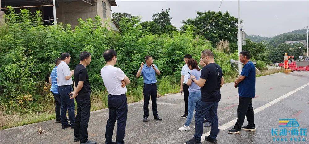 副区长吴平辉现场调度洞株公路项目建设.