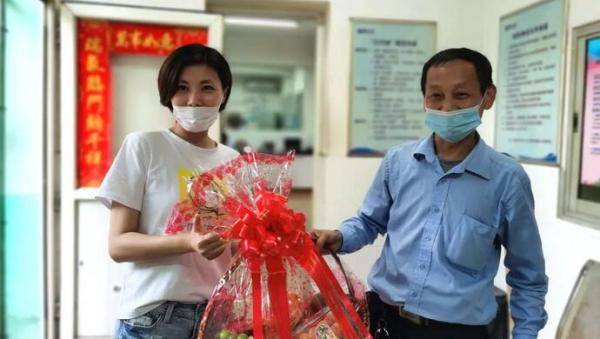 公交车上掉了金手镯!司机3次地毯式查找终寻回