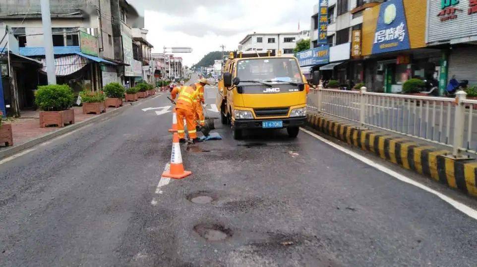 及时修复路面坑槽保障公路安全畅通