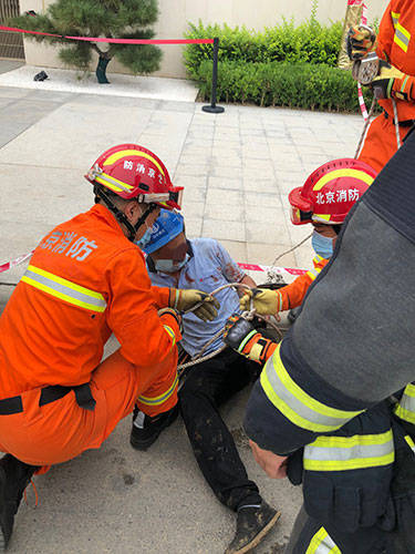 救援|人行道路面突然塌陷形成4米深坑，大兴一名男子掉落受伤