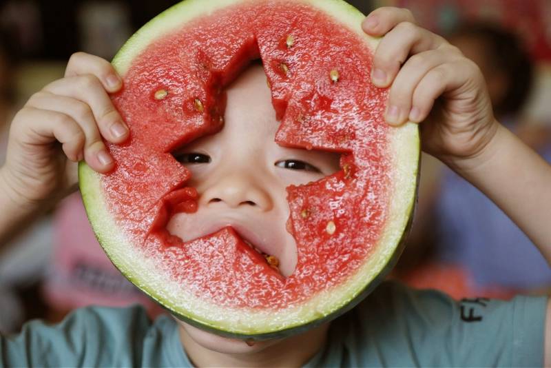 小朋友|立秋将至，吃瓜小朋友清凉上线，卖萌“啃秋”