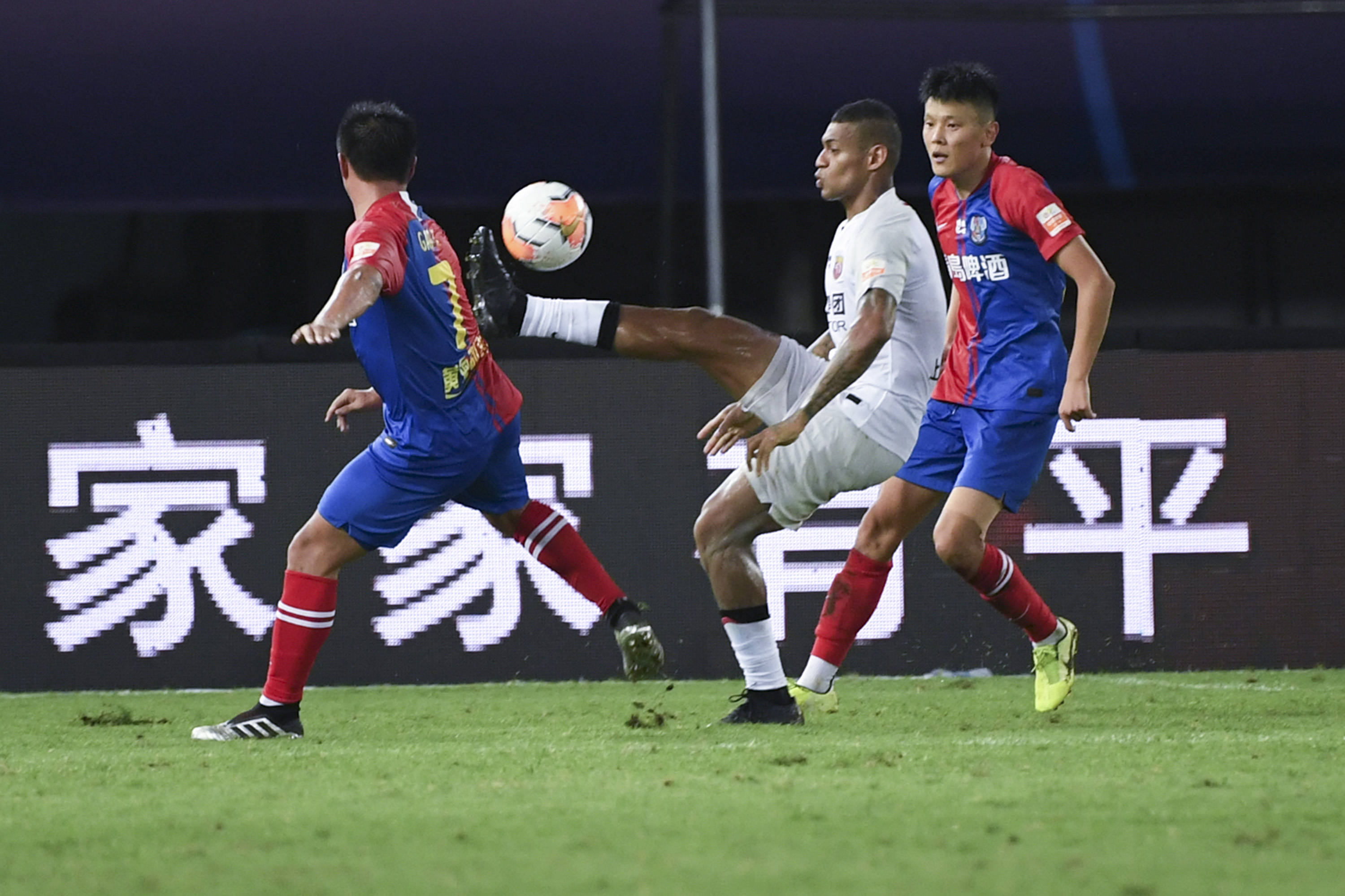 黄海|足球——中超：青岛黄海青港战平上海上港