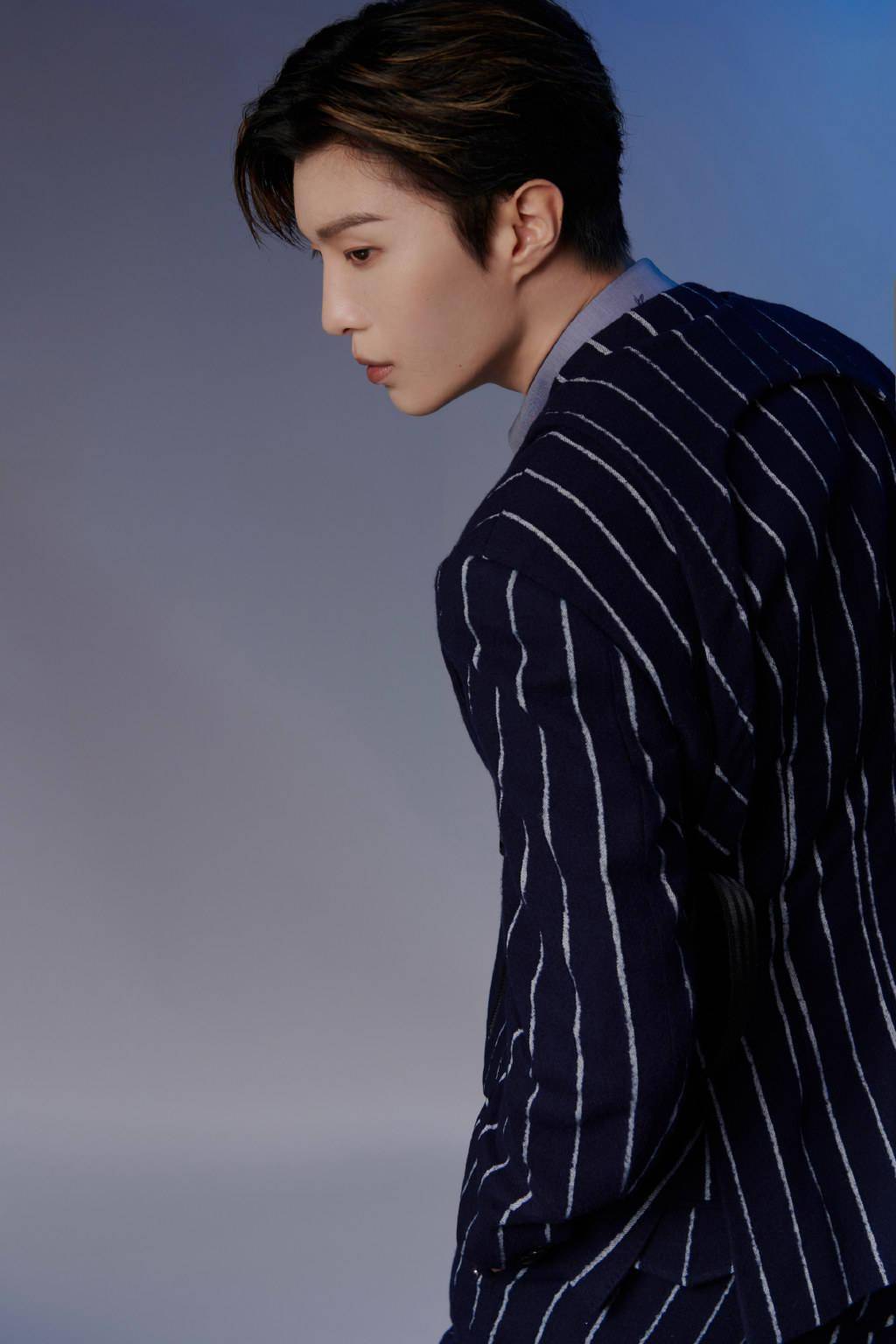 范丞丞lv2021春夏男装秀造型曝光 藏青色条纹西服潮流