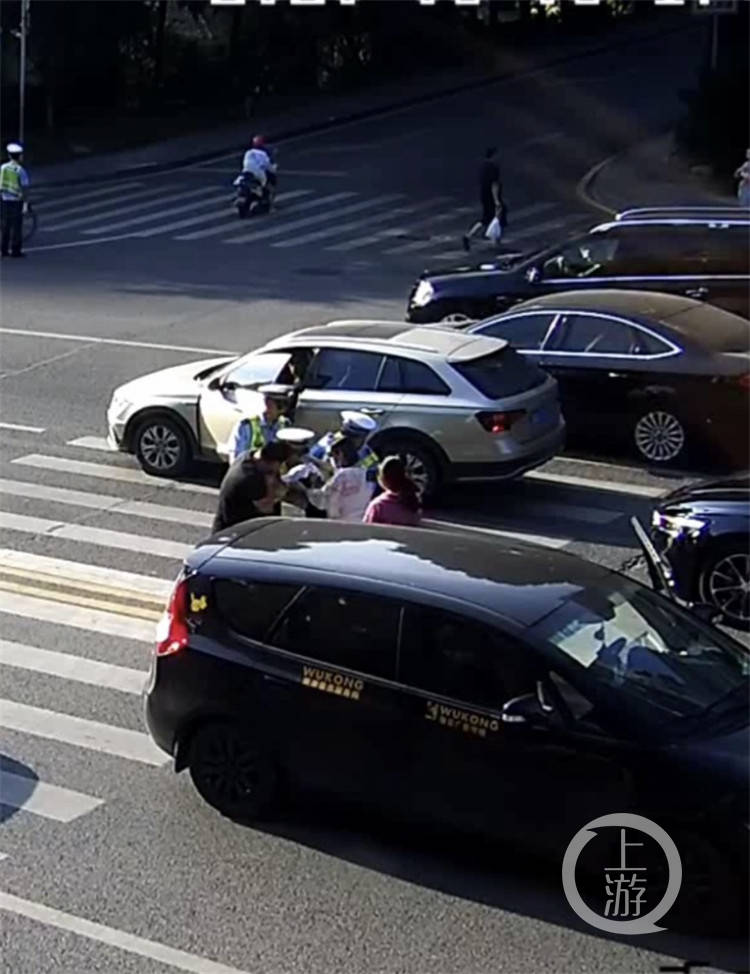 执勤民警中暑晕倒在地,接下来的这一幕很暖