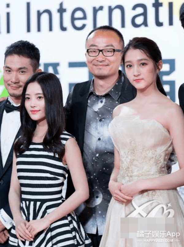 灵光|杨采钰放弃土味脱胎换骨,复古穿搭性感俏皮,迪士尼在逃公主吧?