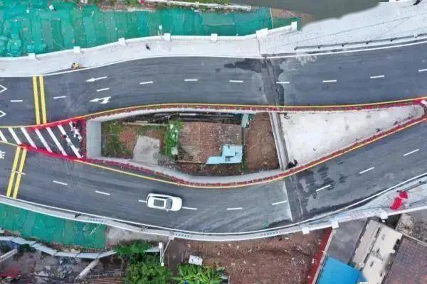 房子|“最牛钉子户”拒绝搬迁，大桥被迫“劈叉”！网友吵起来了