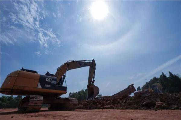 遂宁|太阳戴了“美曈”？今天，遂宁上空出现“日光晕”奇观！