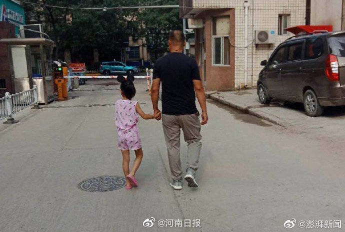 户口|男子养育女儿8年发现非亲生：女方已嫁人，孩子无户口难入学