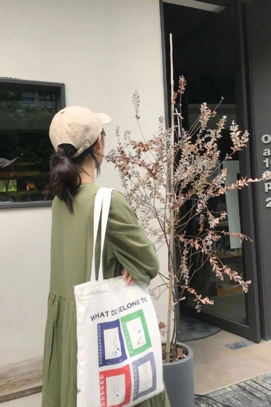 包包|谁说背帆布包的王漫妮，只配给太太圈端茶送水？