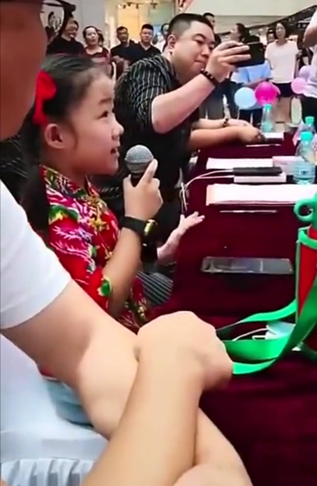 比赛|主办方回应8岁童星当评委：系嘉宾身份无权决定选手去留