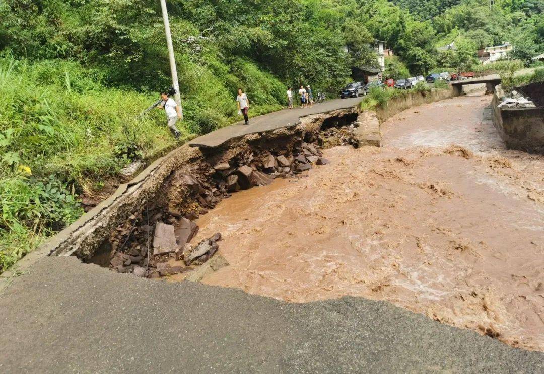 绥江遭遇暴雨袭击,部分房屋漫水道路塌陷