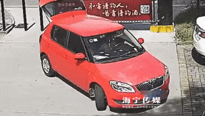 车子|匪夷所思！姑娘被卷进车底，她前一秒还在开车！