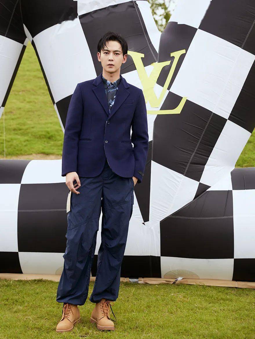 Louis|被Louis Vuitton秀上的吴亦凡感动了,周冬雨改行当店员了?【每周时报】