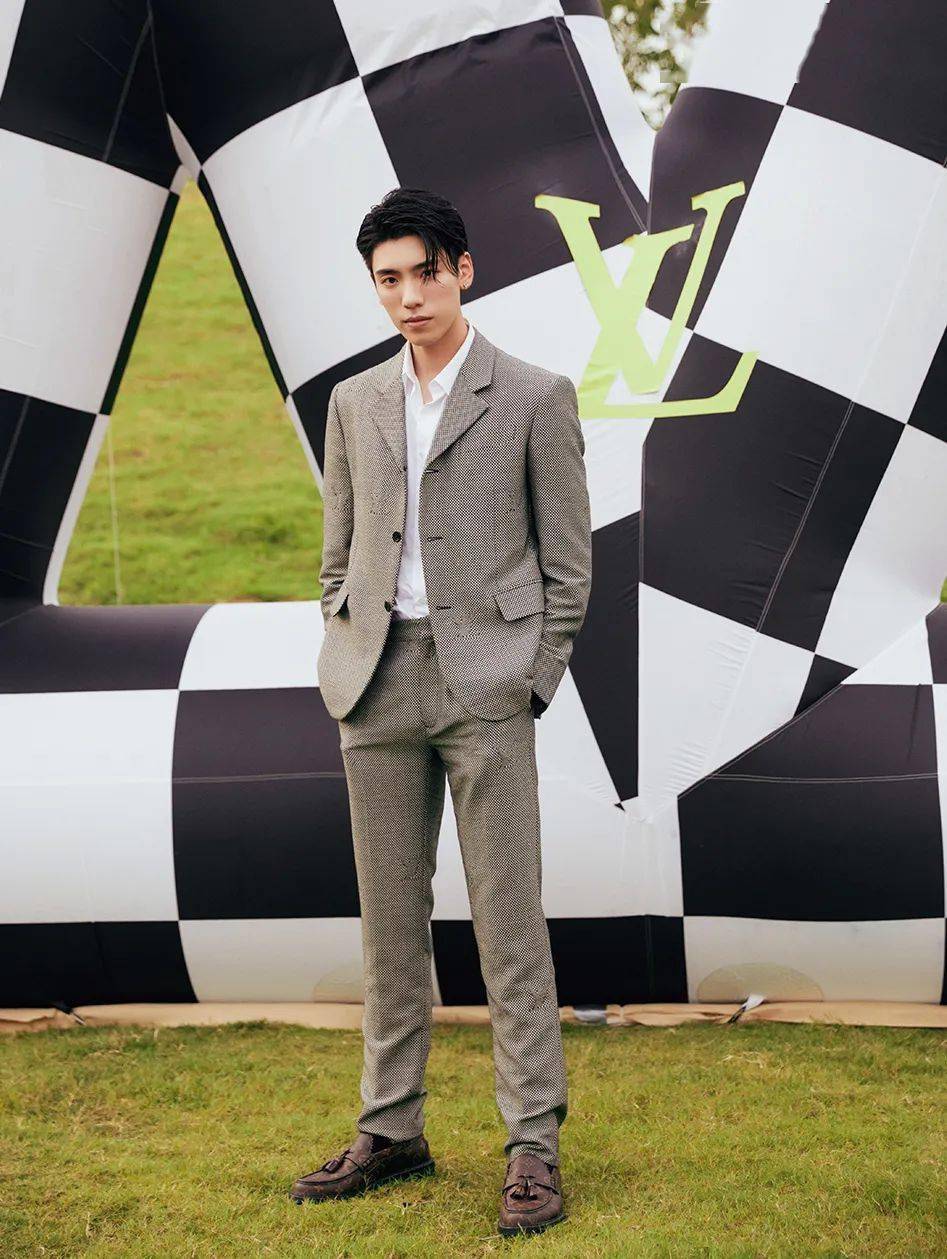 Louis|被Louis Vuitton秀上的吴亦凡感动了,周冬雨改行当店员了?【每周时报】