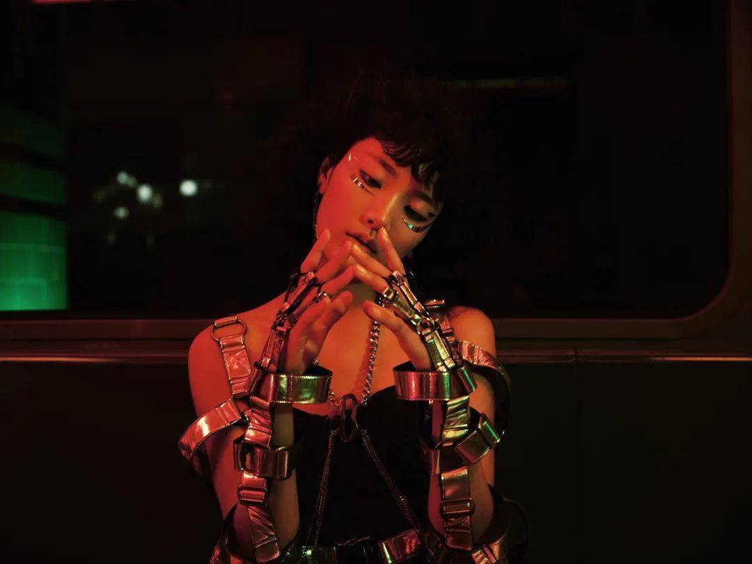 uth|你妆啥 | 我们瞒着王菲拍了她