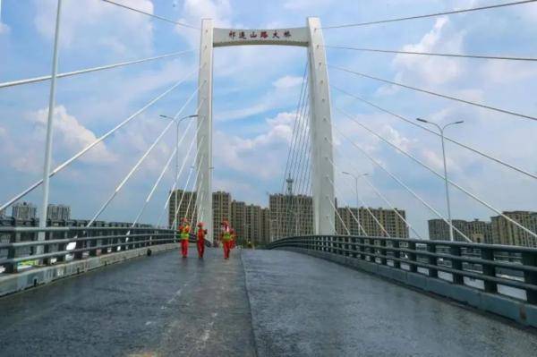 【交通】宝山"帆船大桥"开铺沥青,明年可具备通车条件!