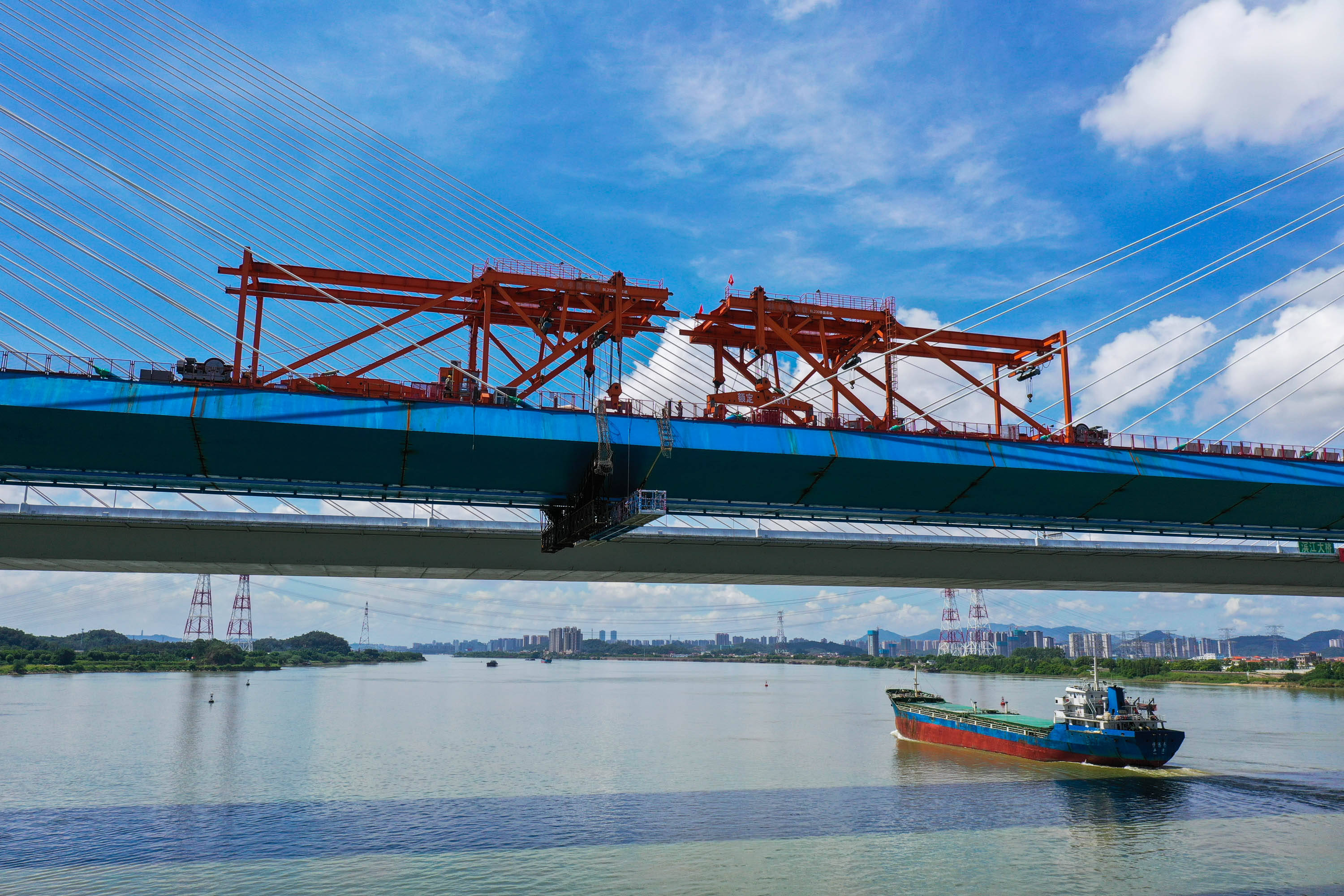 广州南沙港铁路跨西江特大斜拉桥完成最后一块钢箱梁吊装