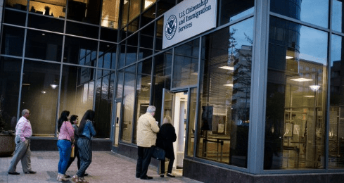 刹车|真相丨特朗普政府频对移民“踩刹车” 移民新规被批“将工作许可武器化”