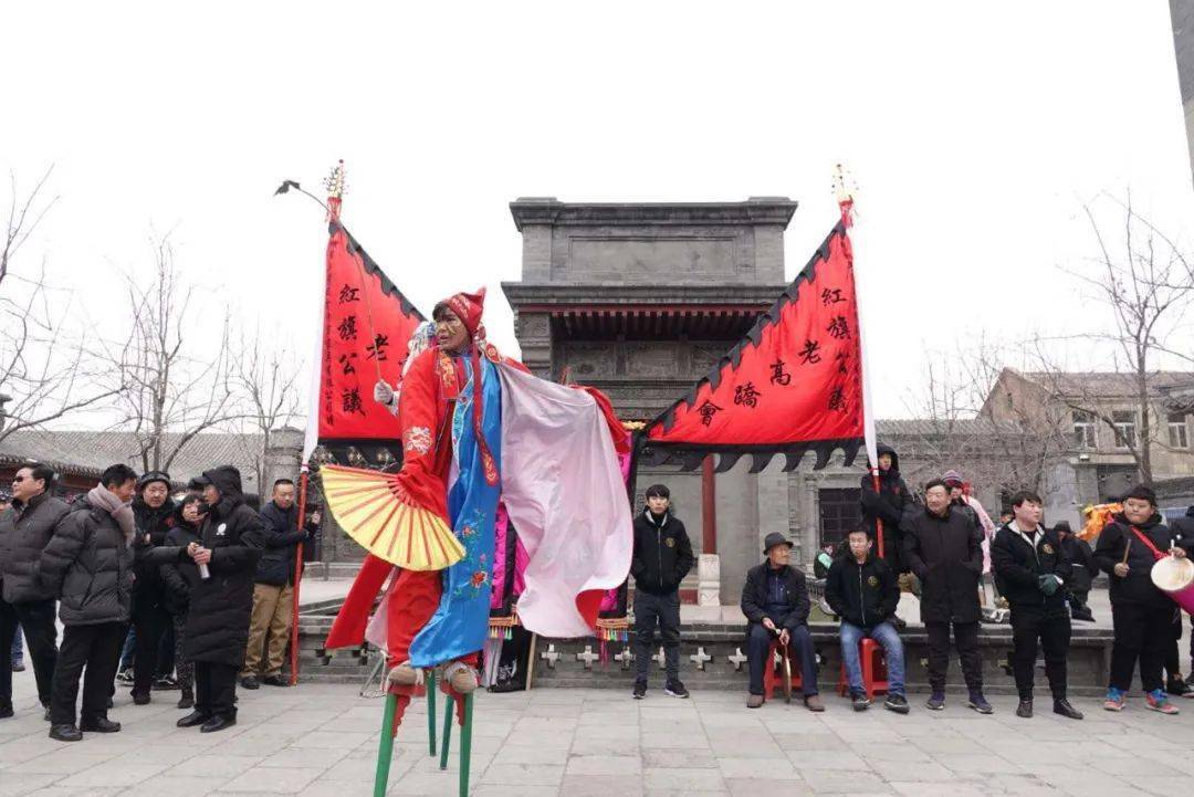 【胜芳花会表演】红旗公议老高跷会今晚7点与您相约在新华美食街