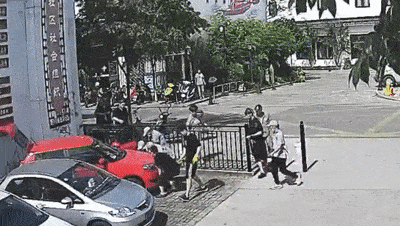 车子|匪夷所思！女子前一秒还在倒车，下一秒自己被卷进车底…