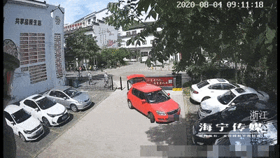 车子|匪夷所思！女子前一秒还在倒车，下一秒自己被卷进车底…