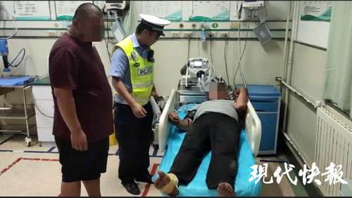 老汉操作除草机,一不留神割到左脚……