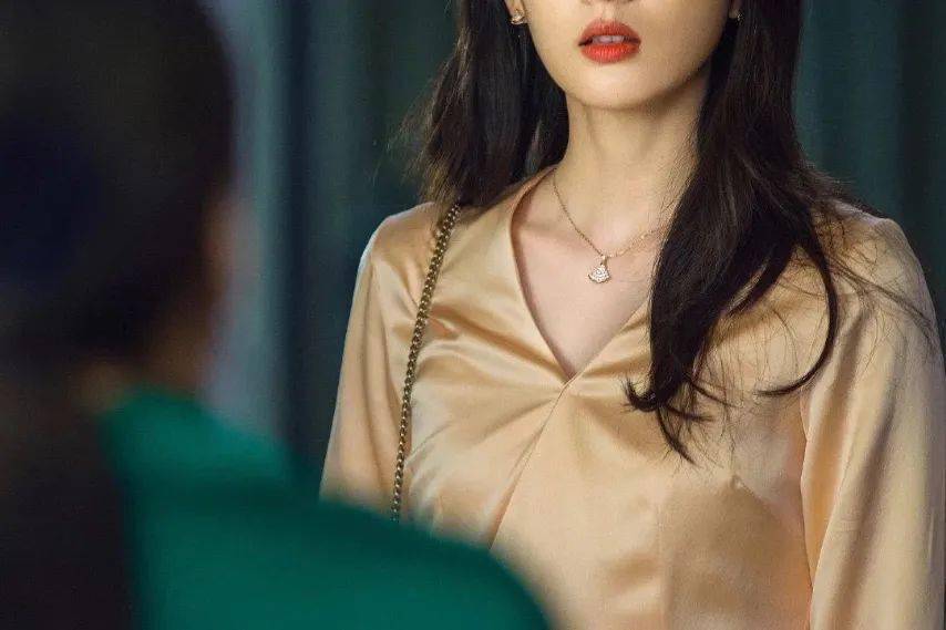 真丝|《三十而已》的顾佳，穿搭绝了！