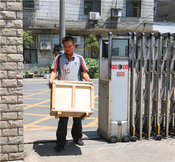 包裹|盛夏烈日下的快递员：每天工作近9小时 送百余件快递