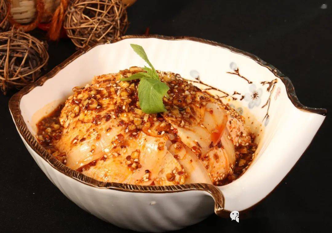 复配酱油 自制红油,这道蒜泥白肉甜水面香辣入味!