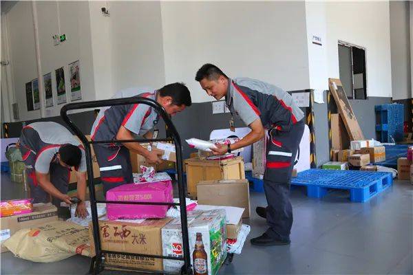 包裹|盛夏烈日下的快递员：每天工作近9小时 送百余件快递