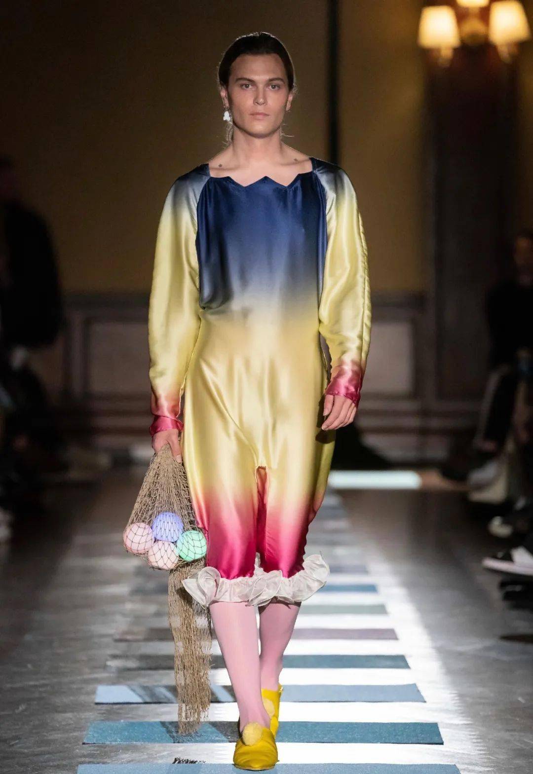 废物|鞋子变花篮，煎蛋做胸衣，他们把“废物”利用玩出了新花样，老改造届设计师了！