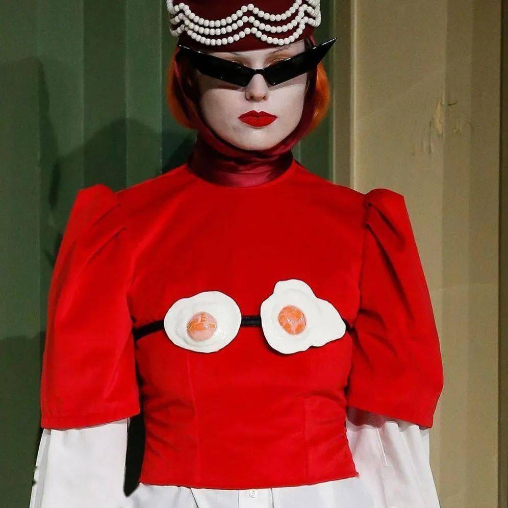 废物|鞋子变花篮，煎蛋做胸衣，他们把“废物”利用玩出了新花样，老改造届设计师了！